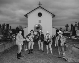 Val, Afu, Tuli el Bachatuli, CompaLuis, eta JonVi dira La Txama taldearen bizkar hezurra.