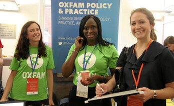 Oxfam était présent au Sommet de la jeunesse en 2015 à Londres. Jessica Lea Wikimedia Commons