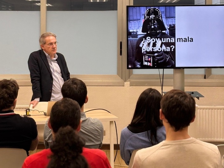 Luis Blanco-Urgoiti, secretario general de la asociación, en una reciente jornada con jóvenes. 