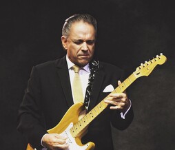 Jimmie Vaughan gitarrista ezaguna Bilbon izango da uztailean.
