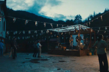 ‘Itoiz udako sesioak’ dokumentaleko une bat; aktoreekin filmatutako pasarte batzuk ditu filmak, nortasun berezia eransten diote lanari.