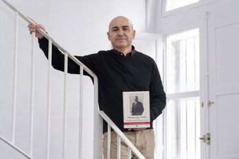 El historiador Eduardo Martínez Lacabe posa con la obra que ha dedicado al polifacético Mariano Sáez Morilla.