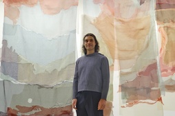 Santiago F. Mosteyrín posa junto a su obra.