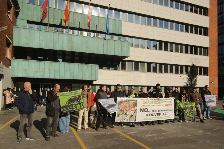 Concentración ecologista ante el Ayuntamiento de Barakaldo para pedirle mayor implicación contra el proyecto.