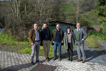 Miguel de los Toyos Etxebizitza sailburuordea, Denis Itxaso sailburua, Adur Ezenarro alkatea, Maitane Alvarez zinegotzia eta Carlos Quindós Visesako zuzendari nagusia.