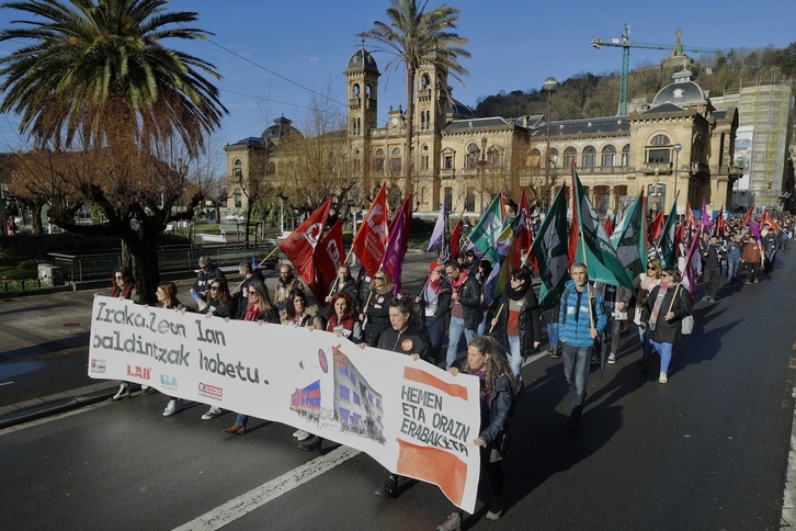 Cabeza de la manifestación de docentes que ha recorrido el centro de Donostia en esta segunda jornada de huelga.
