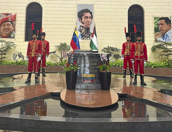 Irudian, Hugo Chavezen omenezko mausoleoa. Uneoro soldaduek zaindua da.