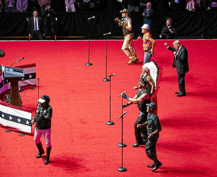Village People taldekoak eta Trump, ospakizunetan. Ikuskizun bitxia.