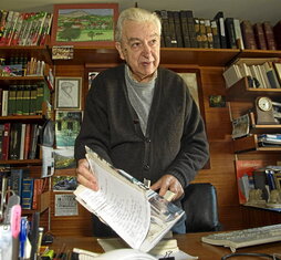 Txillardegi, bere bulegoan, 2010ean egindako elkarrizketa batean.