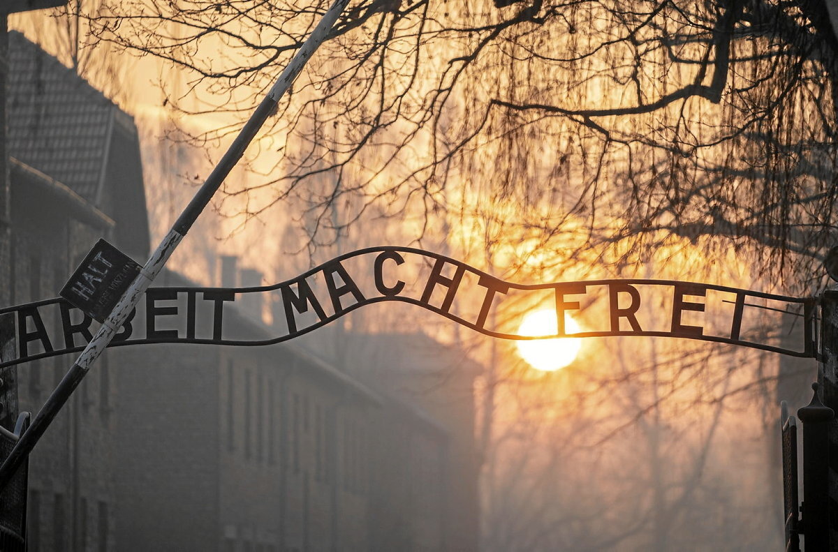 Auschwitz eremuko hesia; «Lanak libre egingo zaitu» irakurri daiteke bertan. (Kay NIETFELD | EUROPA PRESS)