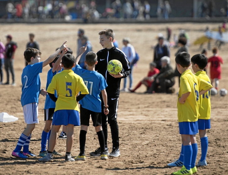 Partido escolar de fútbol en la playa de Zarautz.