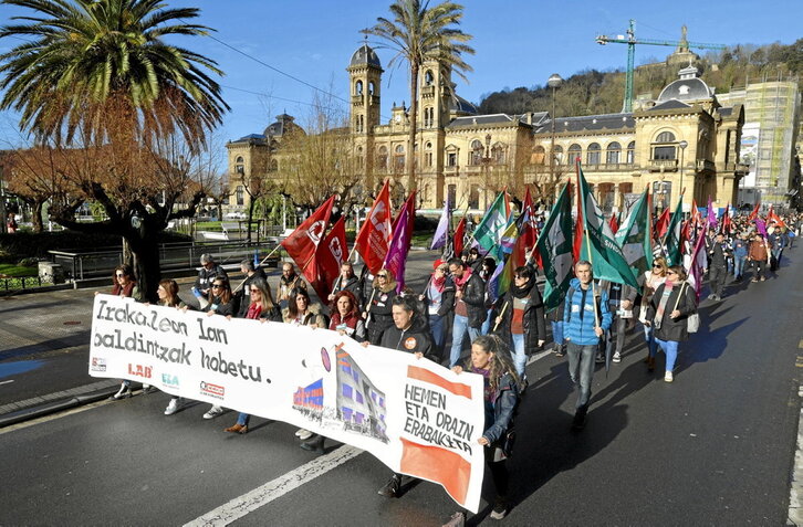 Cabeza de la manifestación de docentes que recorrió el centro de Donostia en la segunda jornada de huelga.