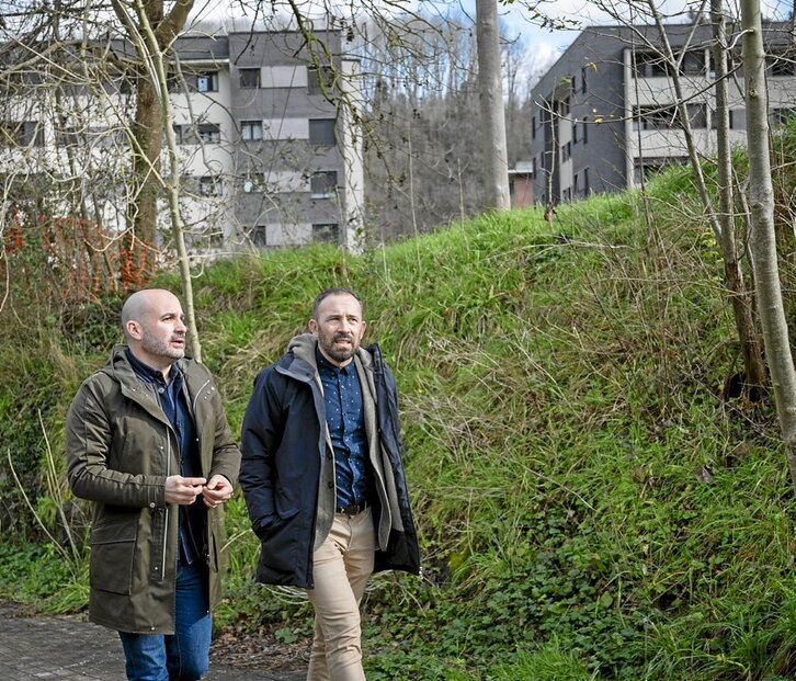 Adur Ezenarro alkatea, Denis Itxaso sailburuari lursailak erakusten.