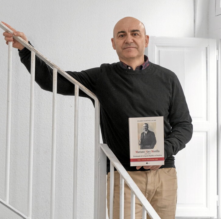 Eduardo Martínez Lacabe posa con la obra que ha dedicado a Mariano Sáez Morilla.