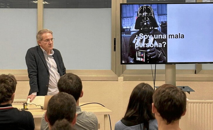 Luis Blanco-Urgoiti, secretario general de Aveq-Kimika, en una reciente jornada con jóvenes.