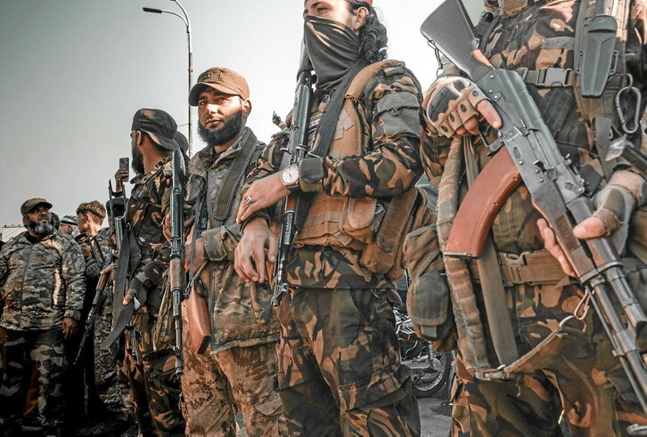 varios combatientes del HTS, en la plaza damascena de los Omeyas.