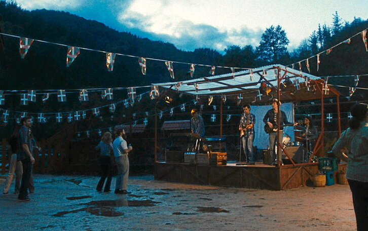 «Itoiz, udako sesioak» dokumentaleko une bat; aktoreekin filmatutako pasarte batzuk ditu filmak, nortasun berezia eransten diote lanari.