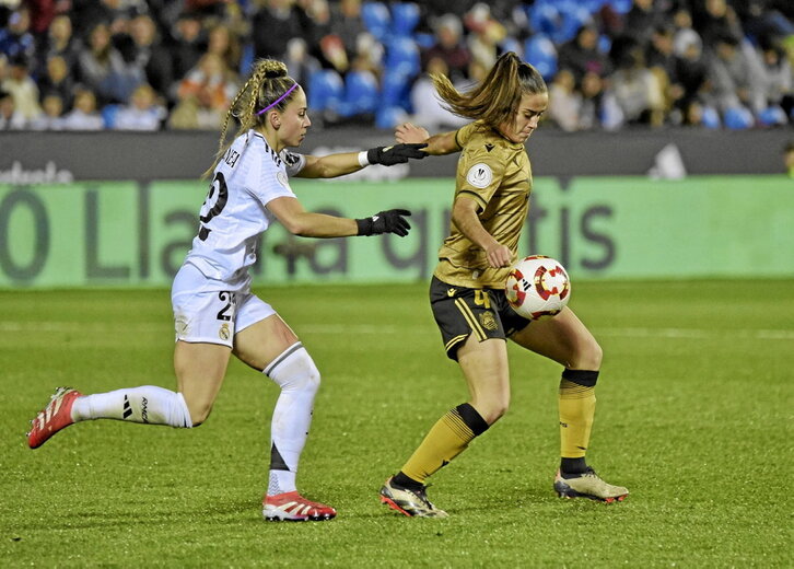 Apari protege el balón ante Athenea, que entró al campo por la lesión de Leupolz.