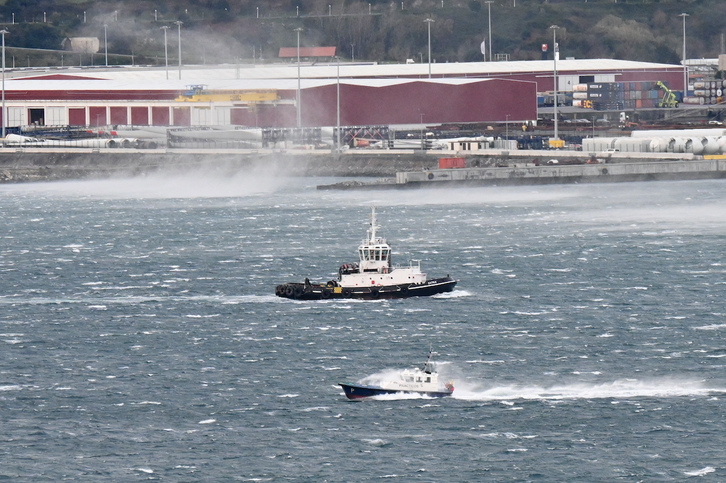 Dos barcos hacen frente al viento en el Puerto de Bilbo, en Getxo.