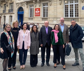 Andoni Ortuzar, ante el edificio con el que el PP intenta crear polémica, ahora ocupado por el Instituto Cervantes tras la incautación franquista.