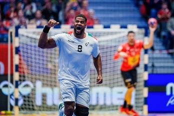 El pivote portugués Víctor Iturriza celebra la victoria lusa que manda a la selección española a la calle.