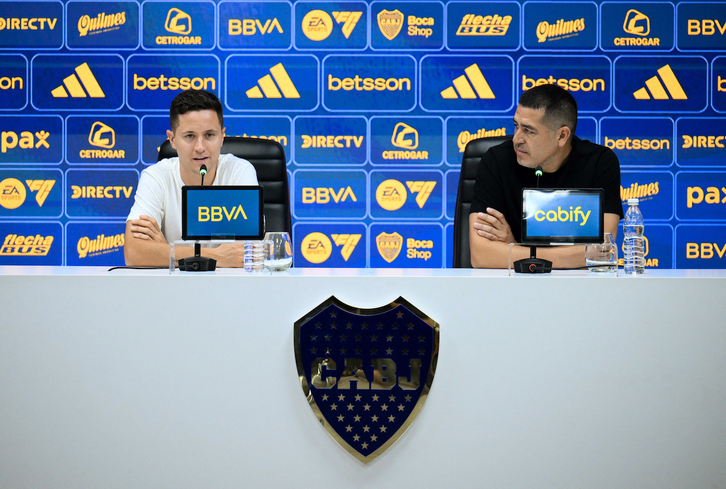 Ander Herrera y Juan Ramón Riquelme, en la presentación con Boca.