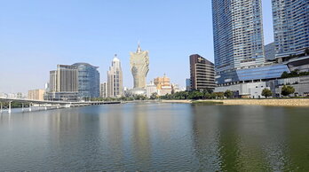 Abajo, el ex diputado prooccidental Au Kam San. En el resto de imágenes, estampas de Macao.