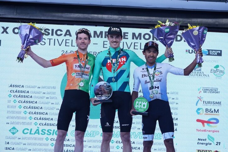 Urko Berrade, en el centro como vencedor de la Clàssica Camp de Morvedre.