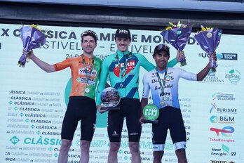 Urko Berrade, en el centro como vencedor de la Clàssica Camp de Morvedre.