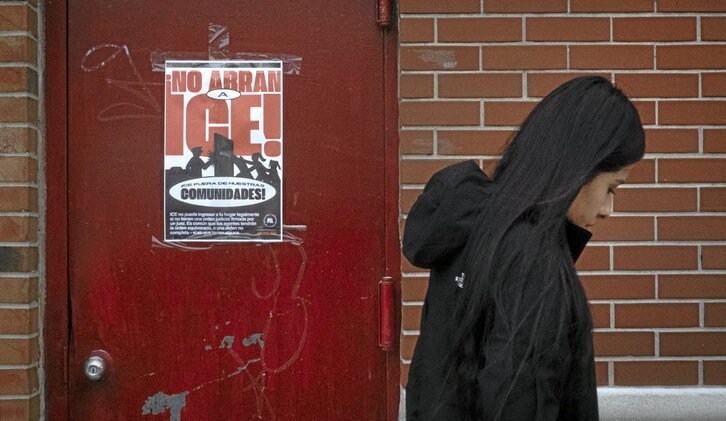 AEBko Immigrazio eta Aduanen Kontrolerako Zerbitzua (ICE) Little Villagen (Chicago) dagoela ohartarazten duen kartela.