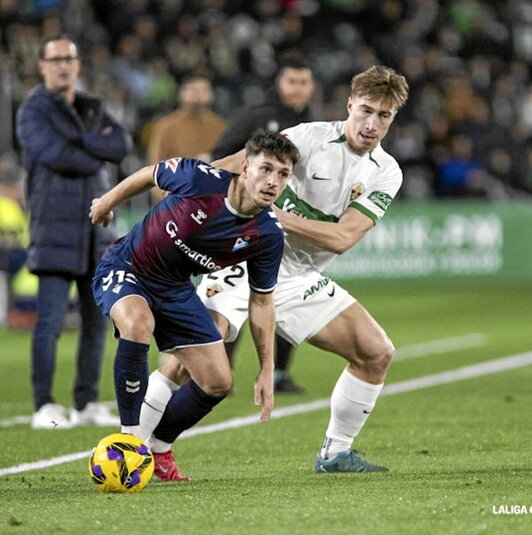 Iván Gil se lleva el balón ante un rival.