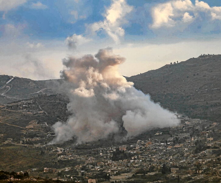 Columna de humo, tras la demolición de edificios realizada por el Ejécito israelí en Kfarkila.