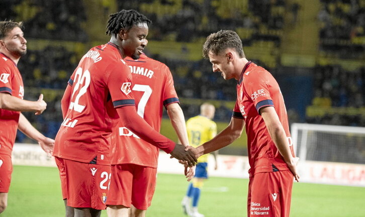 Aimar celebra con Boyomo un gol que finalmente no sirvió para que Osasuna regresase a la victoria.