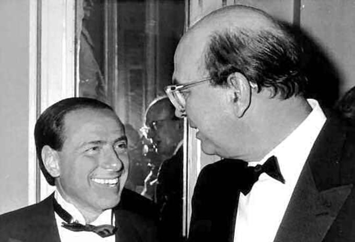 Craxi con Berlusconi, que desde otra formación heredó todo su estilo.