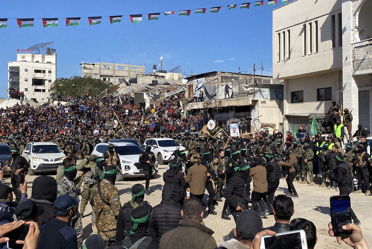 Las brigadas de Al Qassam (Hamas) liberan a las cuatro soldados israelíes. (Hadi DAOUD | APA Images-ZUMA Press-DPA-EUROPA PRESS)