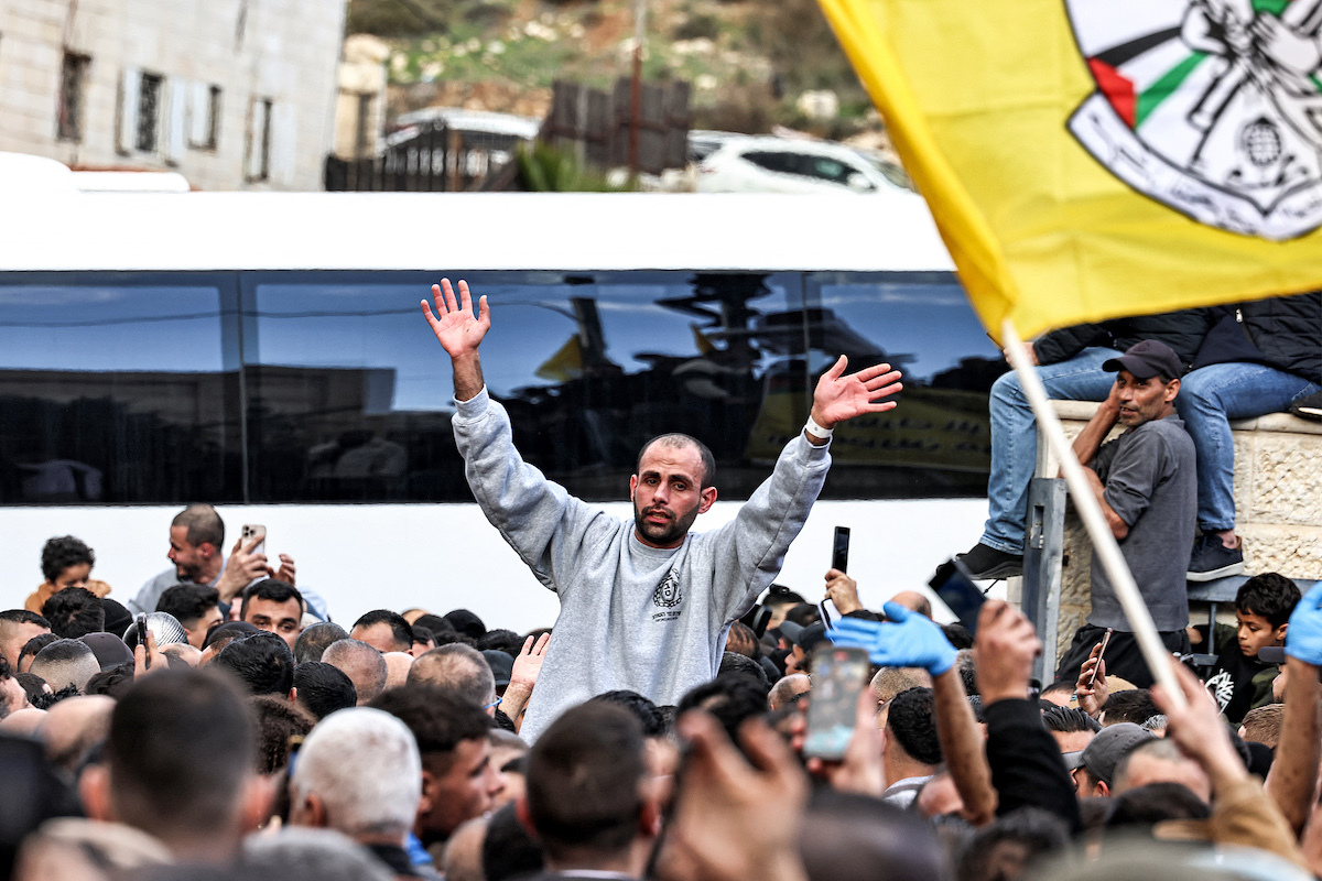 Uno de los prisioneros palestinos liberados, recibido por la multitud en Ramala. (Zain JAAFAR/AFP)