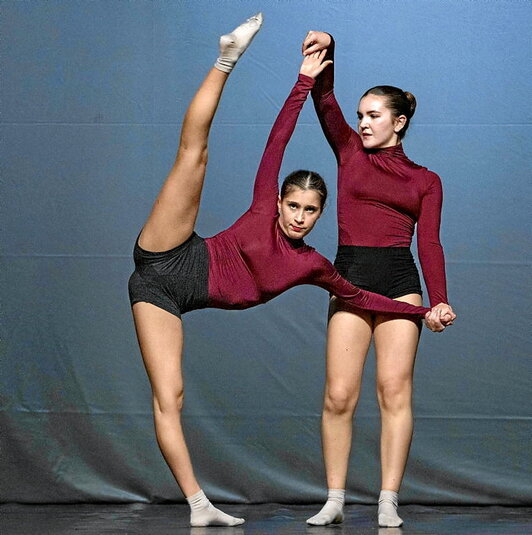 El jurado internacional y otras concursantes.