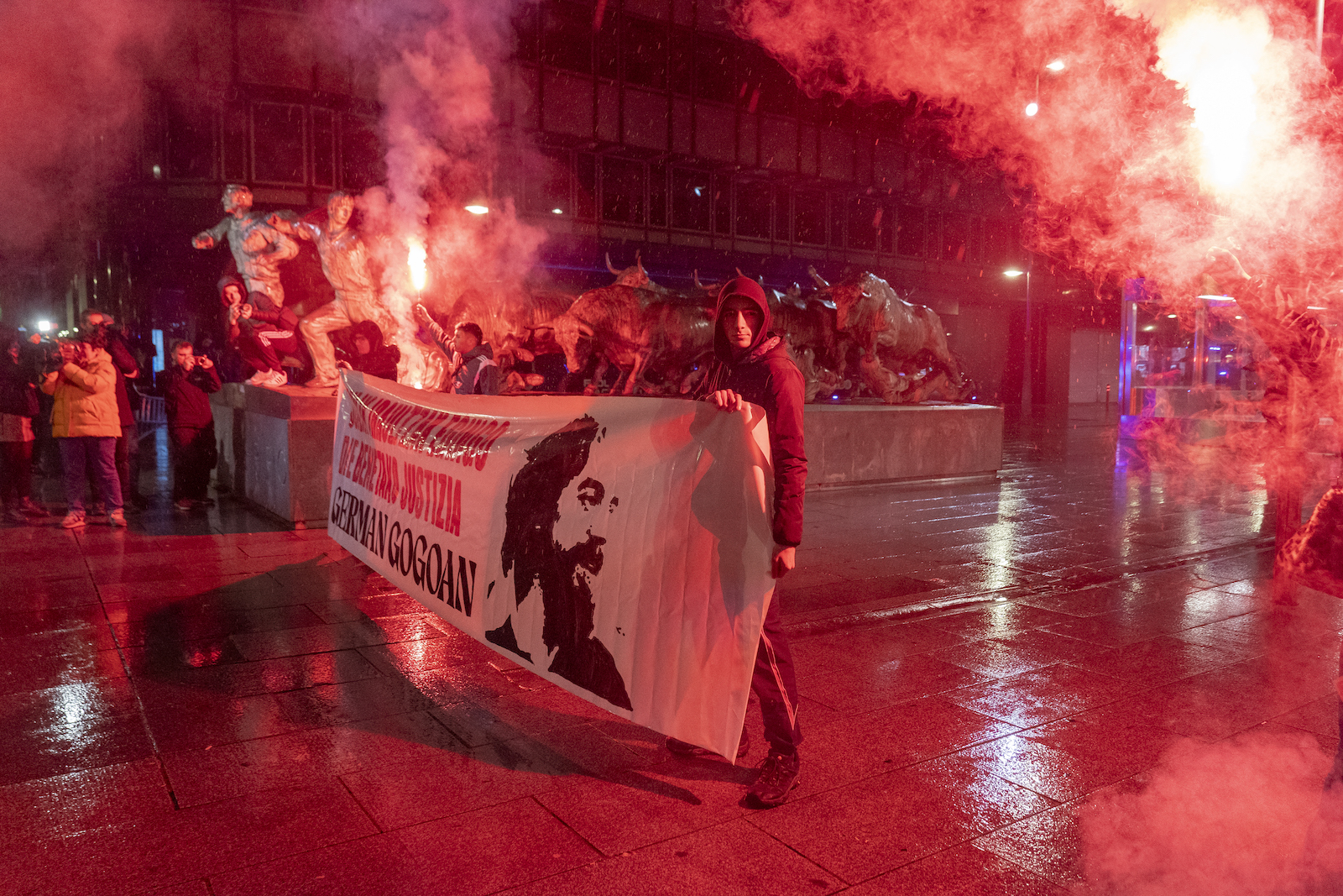 Momento en el que se prenden las bengalas en el cruce con la calle Orreaga. (Iñigo URIZ | FOKU)