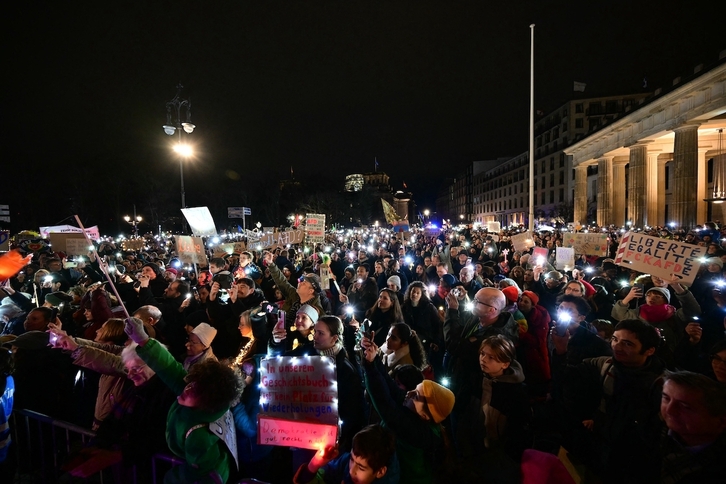 Manifestantes, ante la puerta de Brandeburgo.