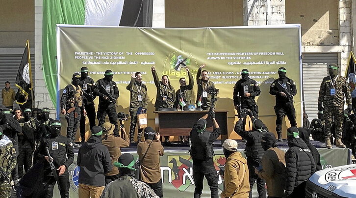 Las israelíes saludan a los palestinos tras la liberación.
