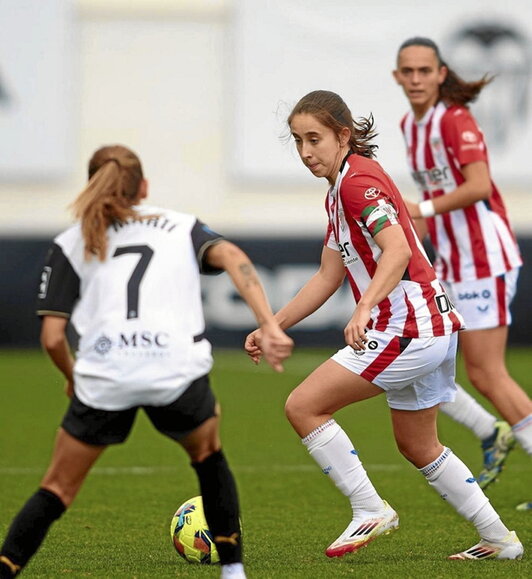 Clara Pinedo encara a Marina Martí.