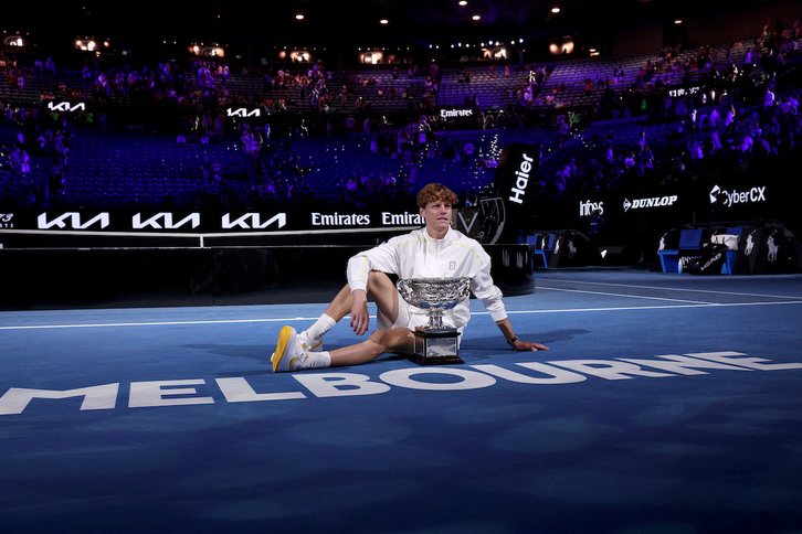 Jannik Sinner posa relajado con el trofeo del Abierto de Australia.