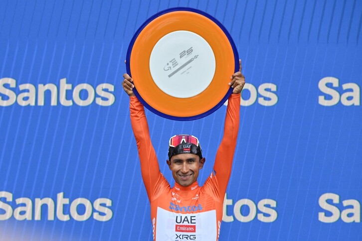 Narváez, en el podio del Tour Down Under como vencedor final.