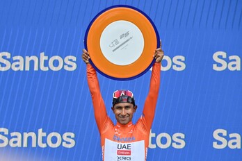 Narváez, en el podio del Tour Down Under como vencedor final.