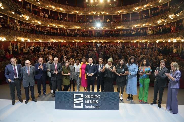 Los y las galardonadas con los premios Sabino Arana posan en el escenario del Arriaga. , emocionado, en la entrega del premio. 