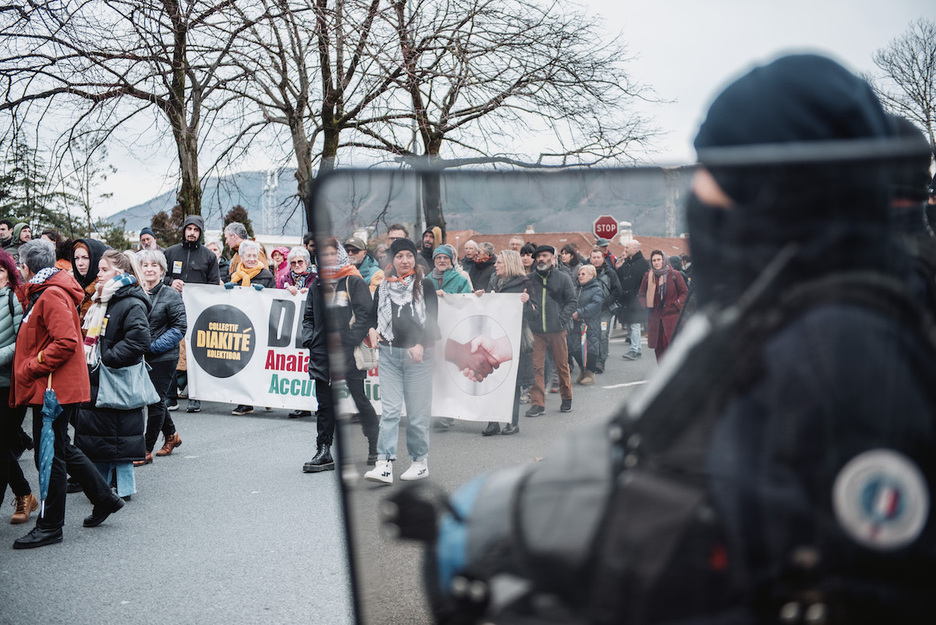Polizia manifestarien aurrean Hendaian. Polizia manifestarien aurrean Hendaian.