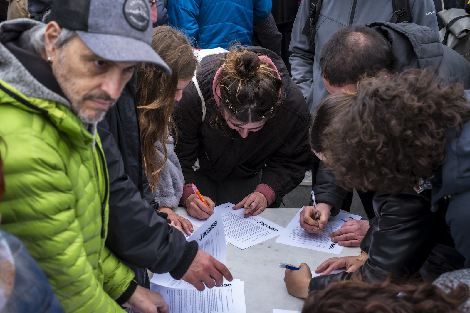 Cientos de personas firmaron el manifiesto autoinculpatorio al término de la protesta. (Gorka RUBIO | FOKU)