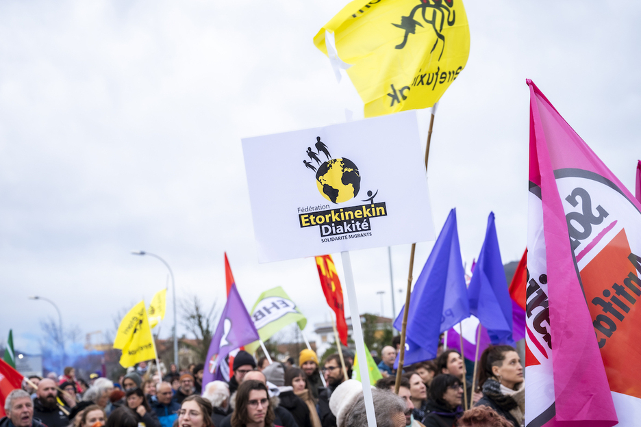 Etorkinekin Diakite Federazioaren kartela. Etorkinekin Diakite Federazioaren kartela.