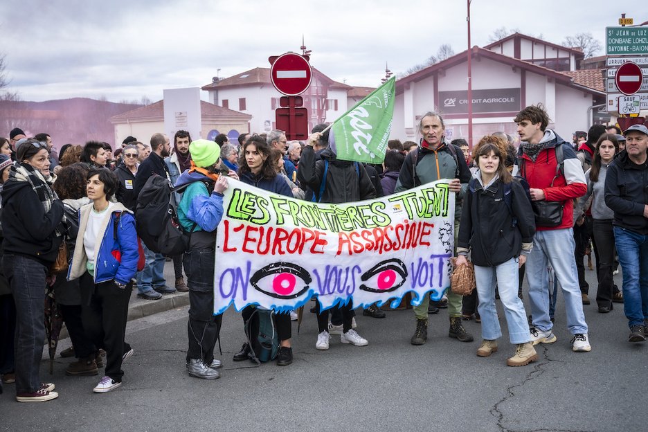 ‘Mugek hiltzen dute, Europak erailtzen dut, ikusten zaituztegu’ zioen pankarta bat. ‘Mugek hiltzen dute, Europak erailtzen dut, ikusten zaituztegu’ zioen pankarta bat.