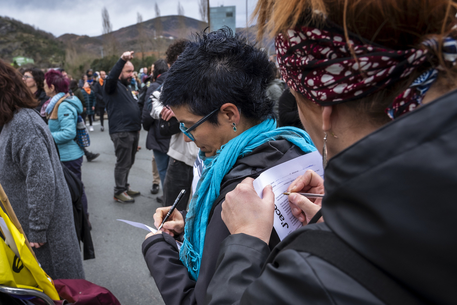 Bi emakume autoinkulpazio bana sinatzen. Bi emakume autoinkulpazio bana sinatzen.